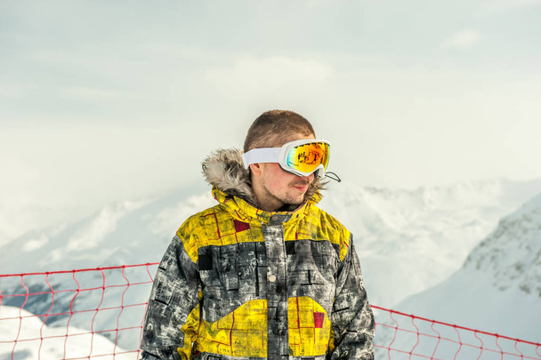 jovem em óculos de esqui ao ar livre
 - Foto, Imagem