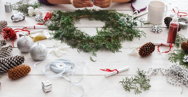 Diy kreatív hobbi. Kézzel készített kézműves karácsonyi dekoráció, Dísz, és garland - Fotó, kép