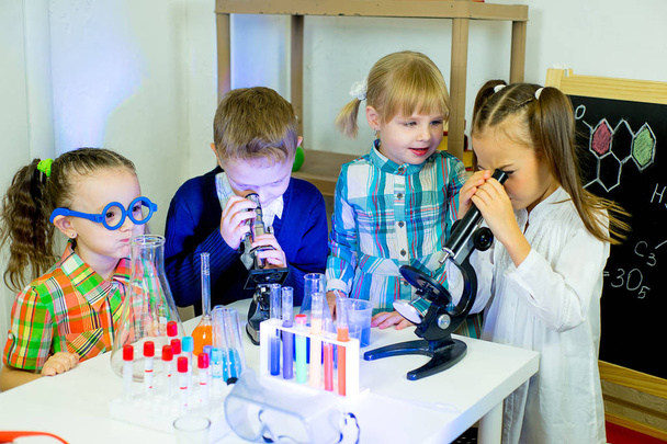 kinderen maken van de experimenten van de wetenschap - Foto, afbeelding