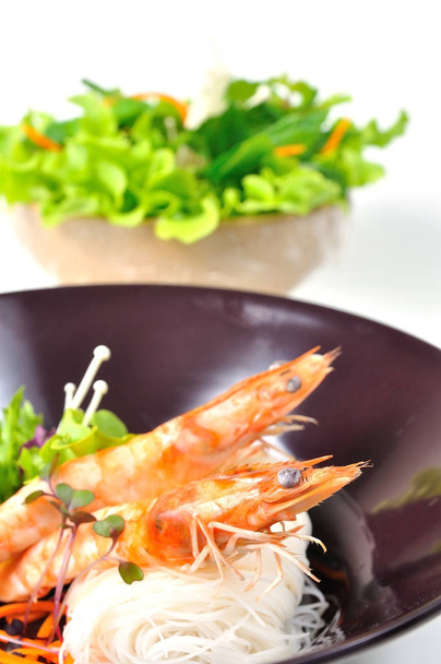 Boiled shrimps with thin rice noodles and vegetables - Fotografie, Obrázek