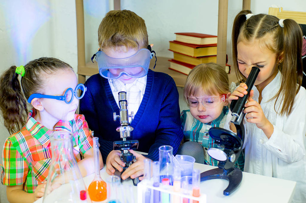 enfants faisant des expériences scientifiques
 - Photo, image