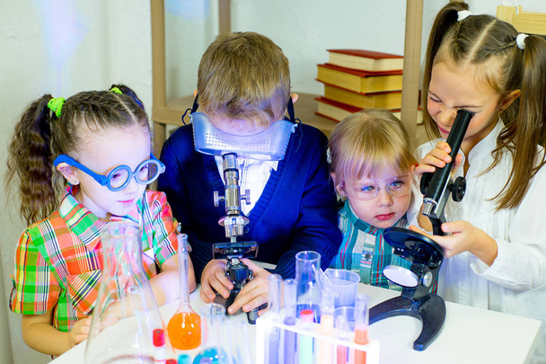 kids making science experiments - Valokuva, kuva