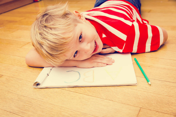 Kleiner Junge schreibt Briefe, macht Hausaufgaben - Foto, Bild