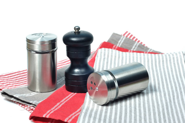 Pepř a sůl láhev s mlýnek ležela na barevný ubrousek - Fotografie, Obrázek