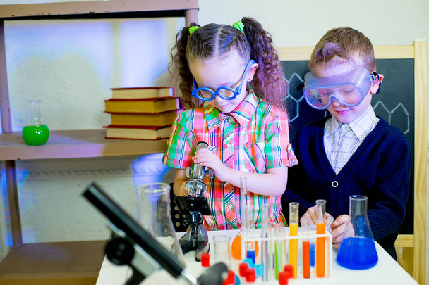 kids making science experiments - Foto, Bild