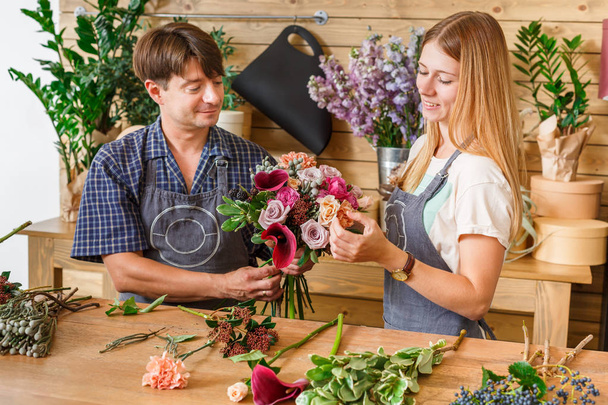 Virágüzlet és asszisztens Virágküldő shop, hogy Rózsa csokor - Fotó, kép