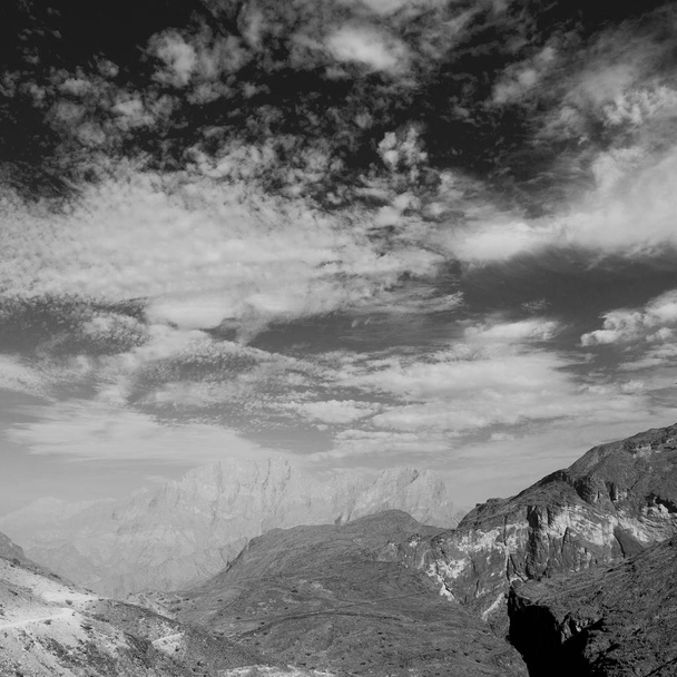 Oman vanha vuori rotkon ja kanjoni syvä pilvinen taivas
  - Valokuva, kuva