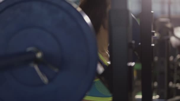 Strong woman make squat in gym. She lifting barbell. - Záběry, video