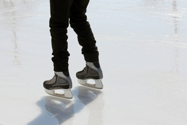 skating on the ice in sunny weather - Fotoğraf, Görsel
