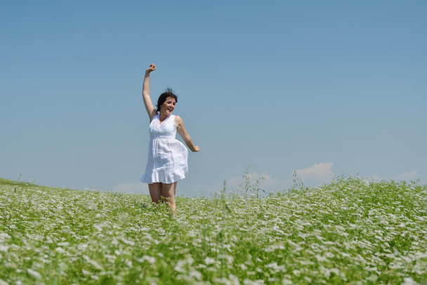 Young happy woman in green field - Foto, imagen