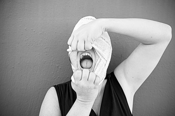 Sairas nainen hysteerinen
 - Valokuva, kuva