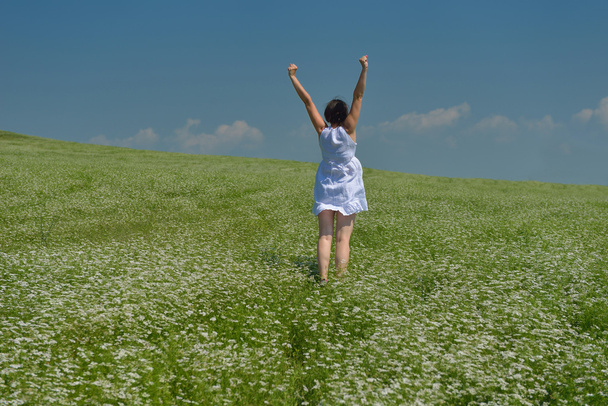 fiatal, boldog nő a zöld mezőben - Fotó, kép