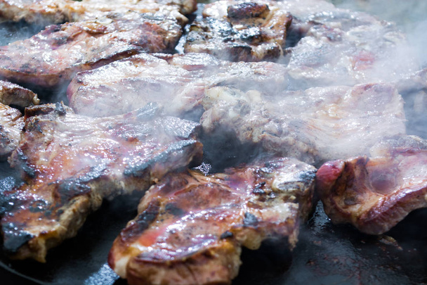 Grillen van vlees op houtkachel - Foto, afbeelding