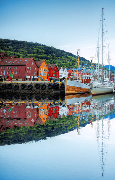 Bryggen straat met boten in Bergen, Unesco World Heritage Site, Noorwegen - Foto, afbeelding