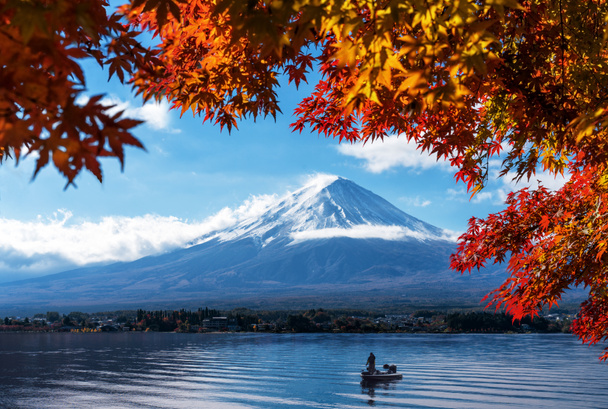 MT Fuji στην φθινοπωρινή θέα από Λίμνη Kawaguchiko - Φωτογραφία, εικόνα