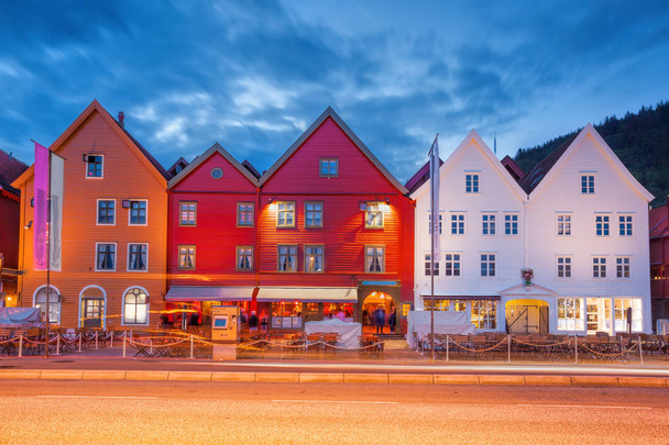 Rue Bryggen avec des maisons colorées la nuit, site du patrimoine mondial de l'UNESCO, Norvège
 - Photo, image