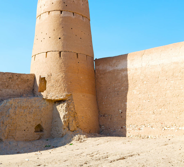 v Ománu muscat staré obranné pevnosti battlesment oblohy - Fotografie, Obrázek
