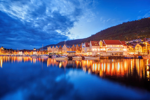 Bergen street at night met boten in Noorwegen, Unesco World Heritage Site - Foto, afbeelding