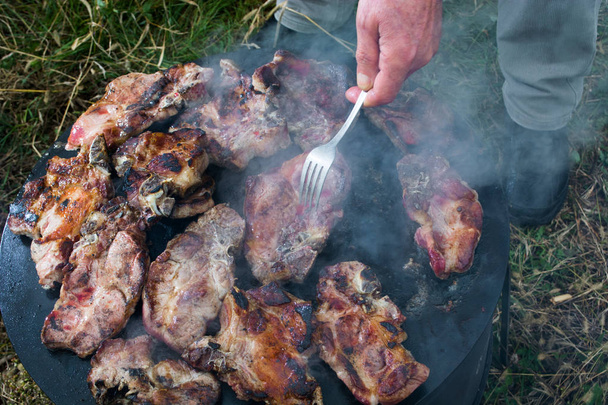 Grelhar carne no fogão a lenha
 - Foto, Imagem