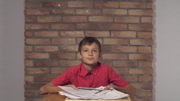 criança sentada na mesa segurando flipchart com liberdade lettering no fundo parede de tijolo vermelho
 - Filmagem, Vídeo