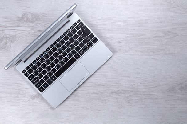 Opengeklapte laptop op een witte houten ondergrond - Foto, afbeelding