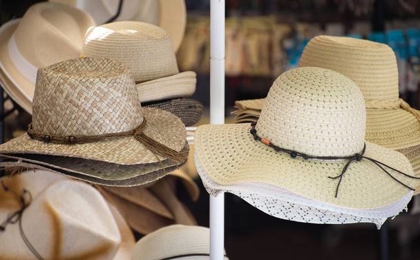 солом'яні капелюхи для продажу на ринку
. - Фото, зображення