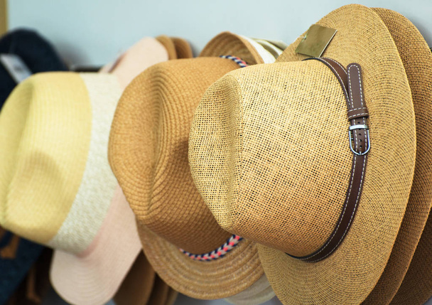 соломенные шляпы для продажи на рынке. - Фото, изображение