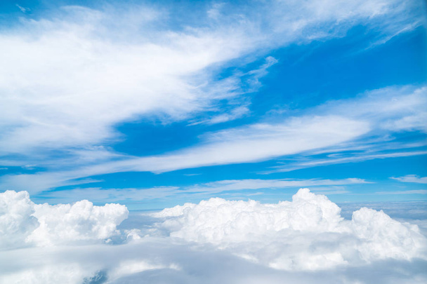Céu e nuvens vistos do avião
 - Foto, Imagem