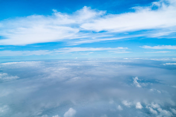 Himmel und Wolken aus dem Flugzeug betrachtet - Foto, Bild