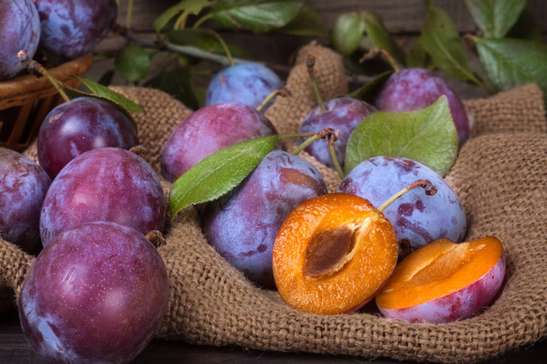 plums on the wooden background with sackcloth - Fotoğraf, Görsel