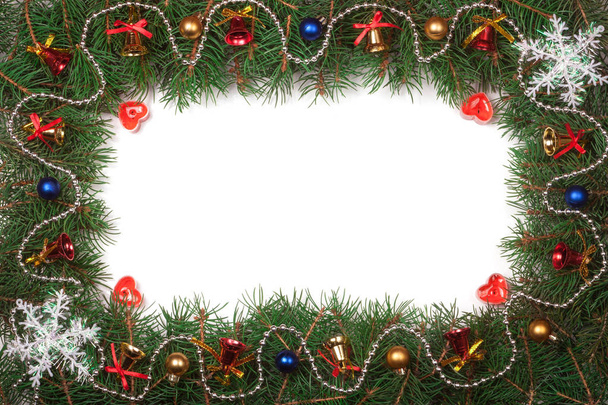 Joulun runko kuusen oksat koristeltu kelloja ja palloja eristetty valkoisella pohjalla
 - Valokuva, kuva