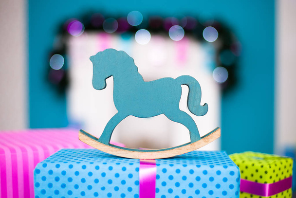 Christmas horse stands on a box with a gift - Foto, imagen