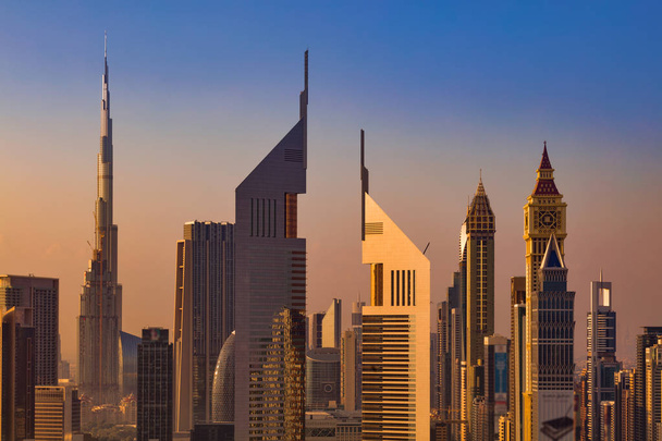 Вид на Дубай, UAE показывает здания Sheikh Zayed Road и DIFC
 - Фото, изображение