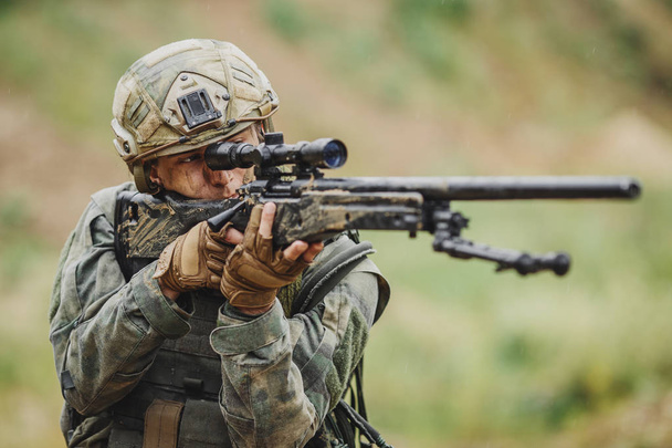 Portrait of a ranger in the battlefield with a rifle - Φωτογραφία, εικόνα