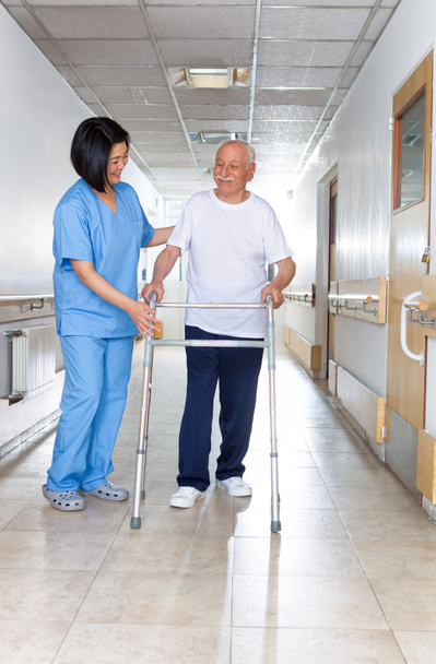 Clínica de reabilitação com idosos e enfermeiros
 - Foto, Imagem