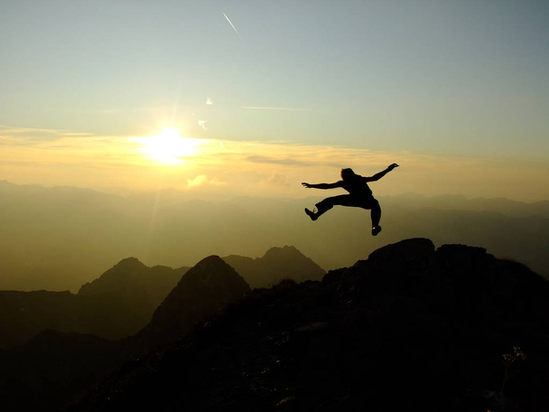 Man Jumper on Mountains - Fotó, kép