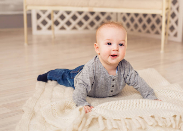 Mavi gülüyor üzerinde erkek bebek - Fotoğraf, Görsel