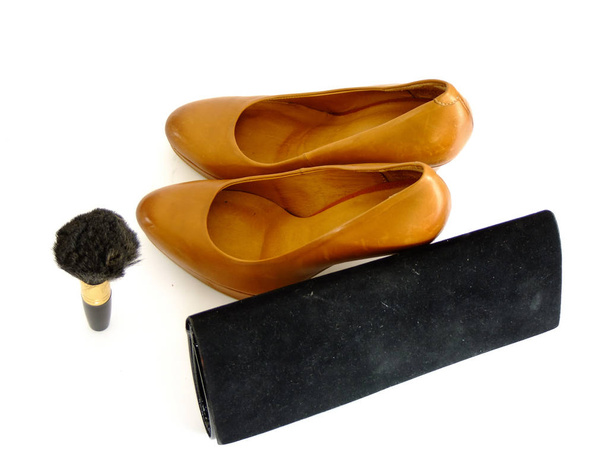 formelle Schuhe, Puderpinsel und Clutch - Foto, Bild