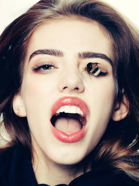 Scared pretty girl with humblebee - Foto, Imagem