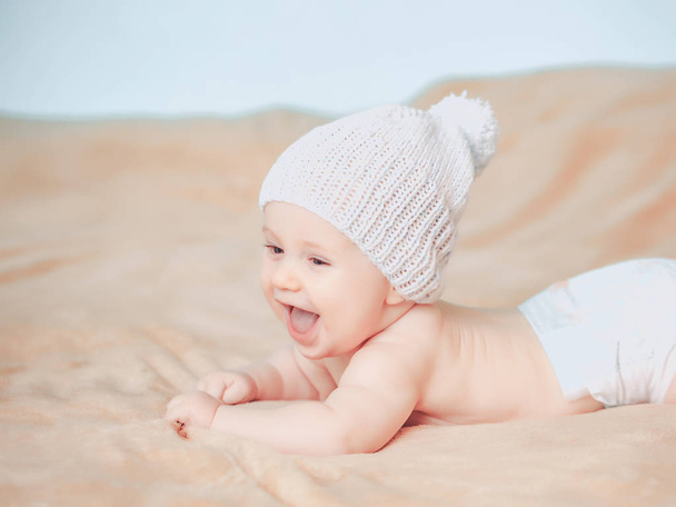 Little baby boy in white knitted hat - Fotoğraf, Görsel