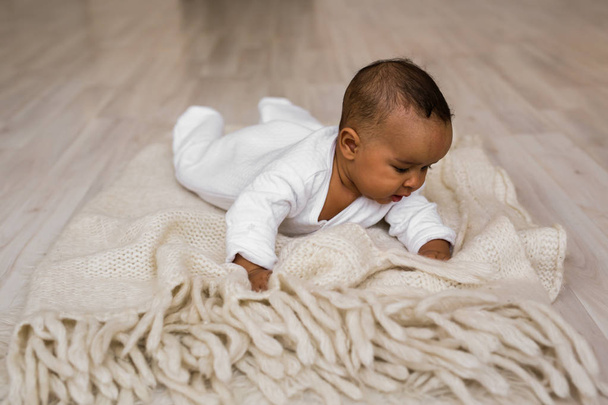 Afrikkalainen amerikkalainen vauva poika valehtelee
 - Valokuva, kuva