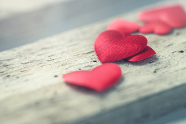 Όμορφα βελούδινα καρδιές σε ένα ξύλινο υπόβαθρο, vintage τόνωση, l - Φωτογραφία, εικόνα