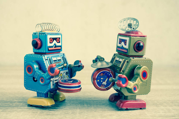 Viejo juguete robot en la mesa de madera, color vintage
. - Foto, Imagen