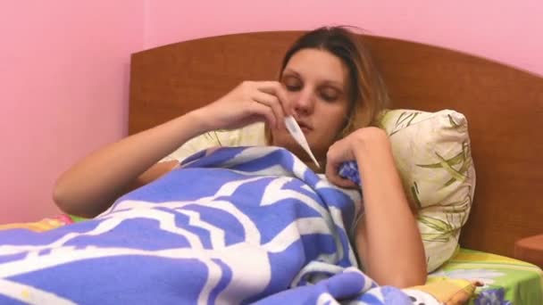 Mulher doente deitada na cama, experimentando a temperatura e pediu trabalho
 - Filmagem, Vídeo