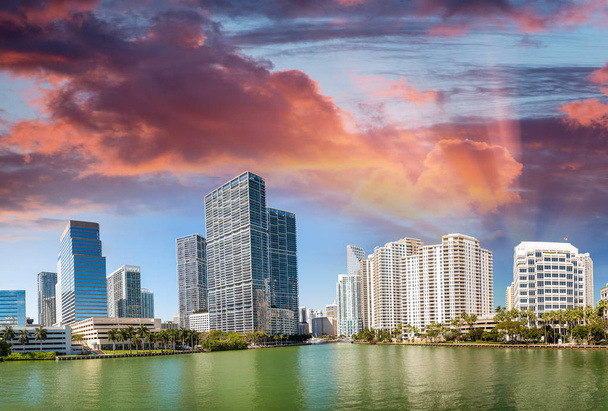 Brickell Key, Miami. De skyline van de stad bij zonsondergang, panoramisch uitzicht - Foto, afbeelding