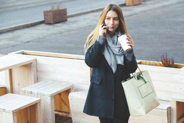 Kahve içme ve cep telefonuyla Street genç kadın - Fotoğraf, Görsel