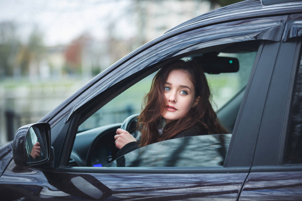 młoda kobieta w samochodzie - Zdjęcie, obraz