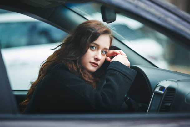 jeune femme dans une voiture - Photo, image