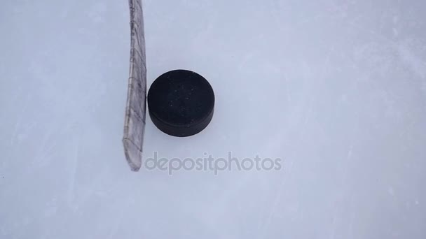 de besturingselementen van de stok dribbelen de puck op het ijs rink closeup - Video