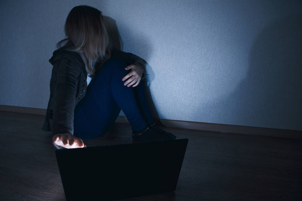 surullinen ja naispuolinen teini, jolla on tabletti tietokone ja kannettava tietokone kärsivät verkkokiusaamisesta ja häirinnästä, jota ahdistelija tai juoru käyttää hyväkseen epätoivoinen ja nöyryytetty verkkokiusaaminen
 - Valokuva, kuva